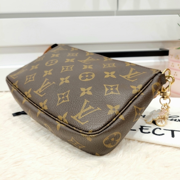 💕LOUIS VUITTON Pochette Accessoires Monogram Wristlet/Crossbody - Picture 8 of 16